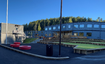 En skolebygning med et amfi foran