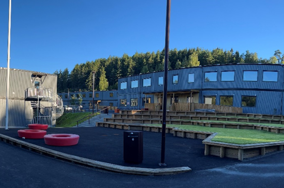 En skolebygning med et amfi foran