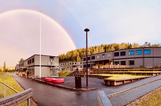 En regnbue over Klemetsrud skolepaviljonger