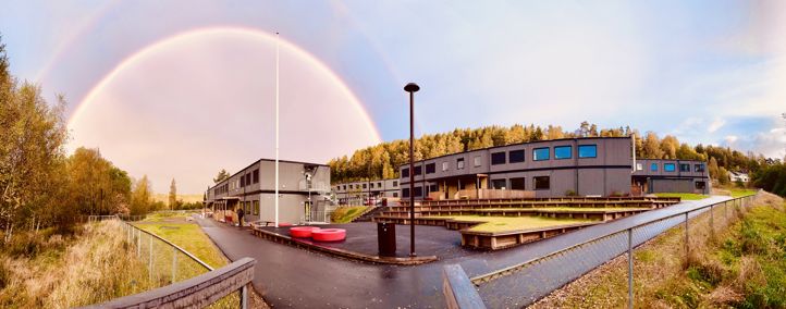 En regnbue over Klemetsrud skolepaviljonger