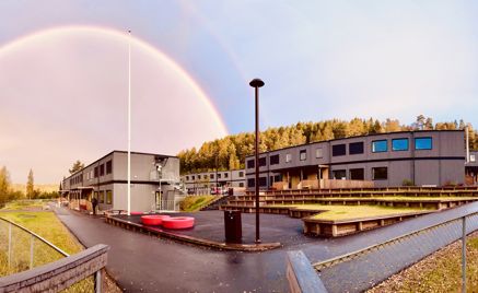Foto: Klemetsrud skolepaviljonger under en regnbue En regnbue over Klemetsrud skolepaviljonger
