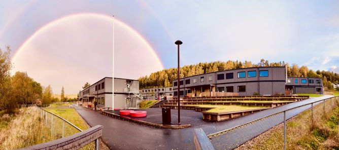 Foto: Klemetsrud skolepaviljonger under en regnbue En regnbue over Klemetsrud skolepaviljonger