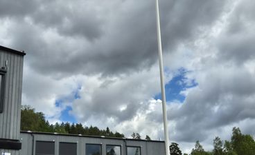 Regnbueflagget til topps på Klemetsrud skole