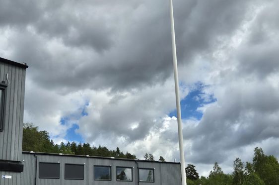 Regnbueflagget til topps på Klemetsrud skole