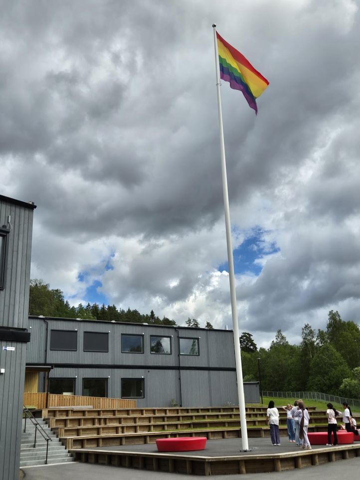 Regnbueflagget til topps på Klemetsrud skole