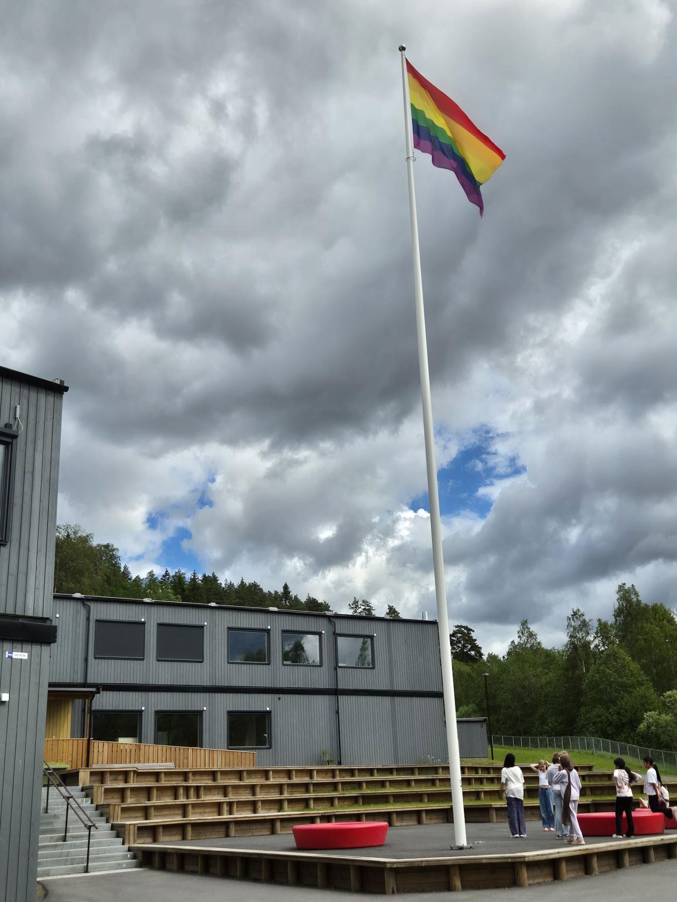Foto: Regnbueflagget til topps på Klemetsrud skole Regnbueflagget til topps på Klemetsrud skole