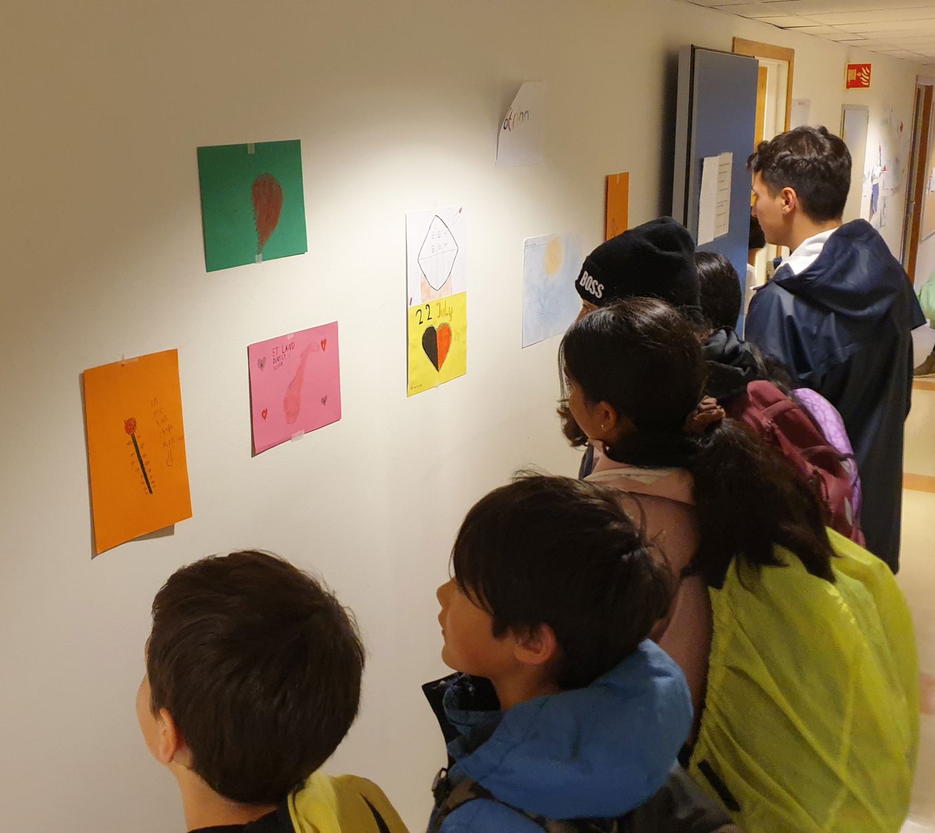 5.trinn ser på utstillingen