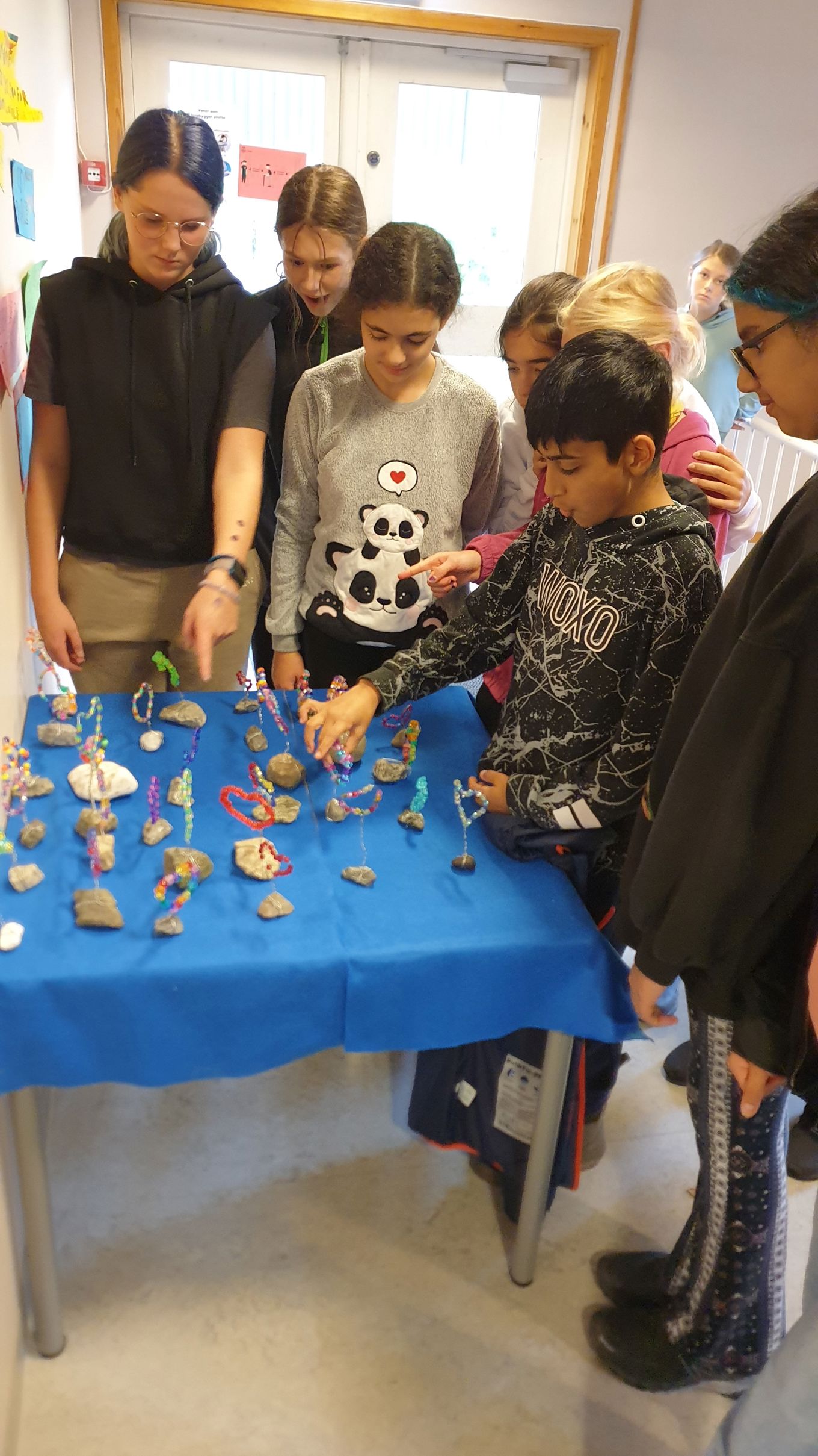 7.trinn ser på utstillingen