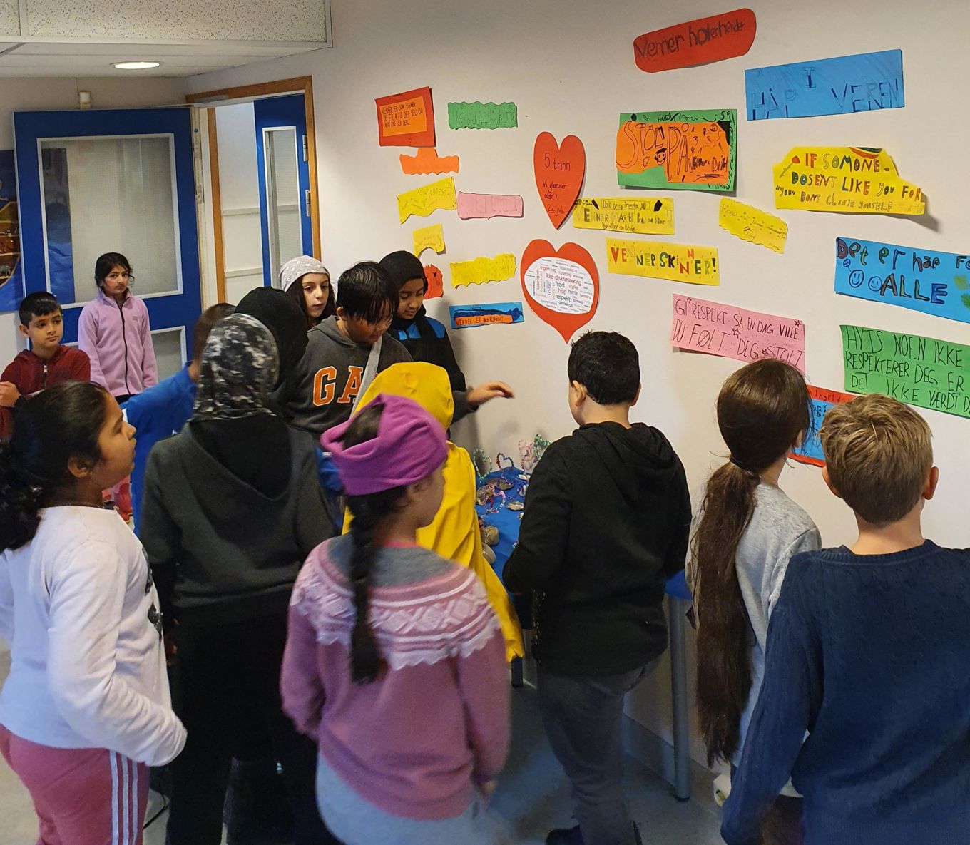 4.trinn ser på utstillingen