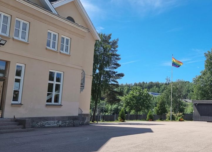 Klemetsrud skole heiser pride-flagget for mangfold og inkludering