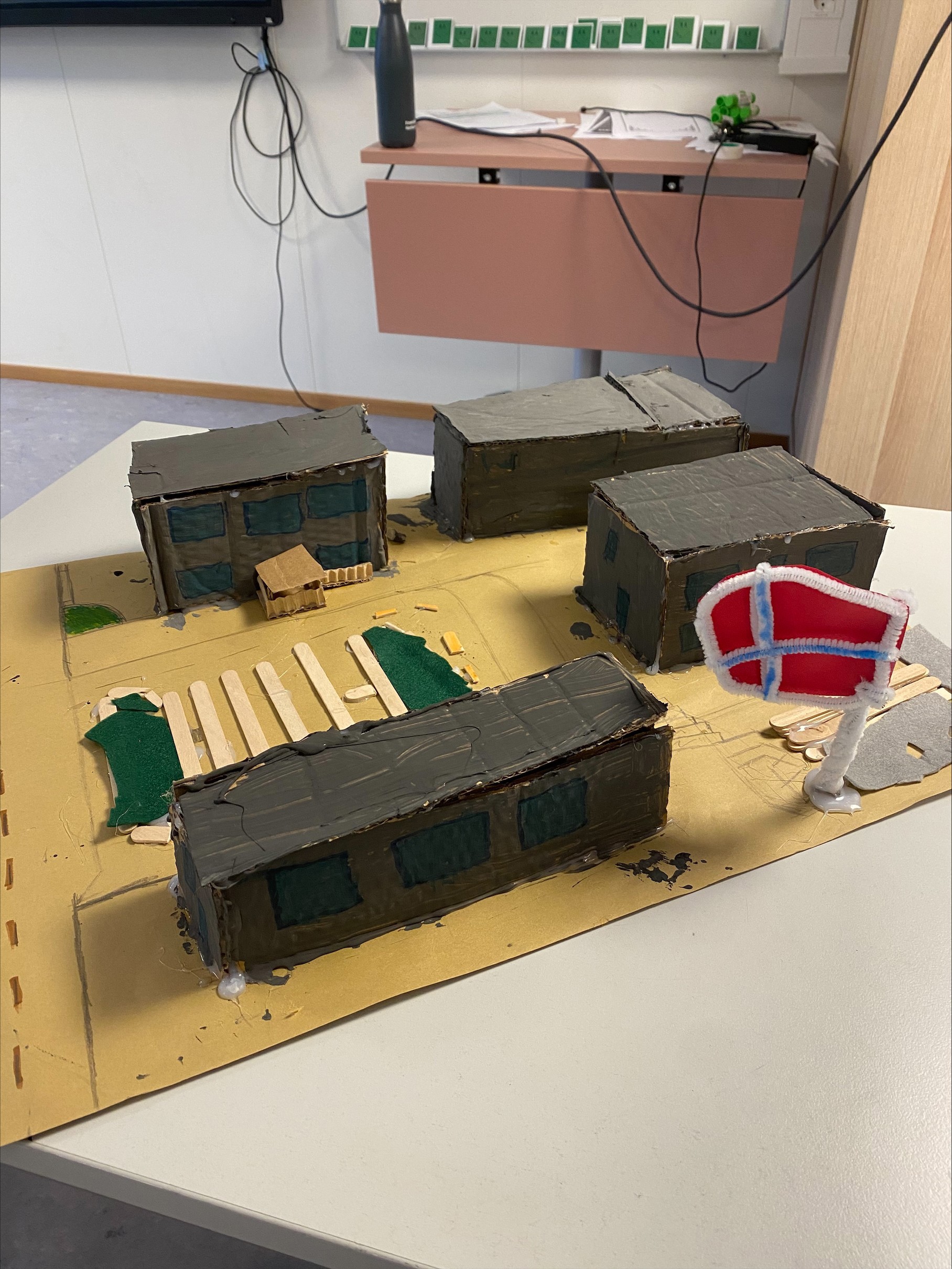 En 3D modell av midlertidige Klemetsrud skole laget i ulike materialer - modell 3