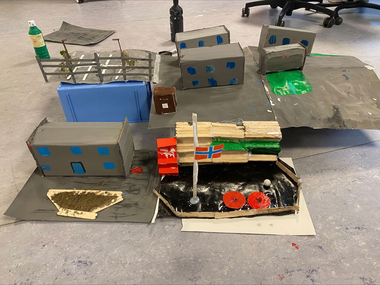Foto: Modell av midlertidige Klemetsrud skole laget i ulike materialer En 3D modell av midlertidige Klemetsrud skole laget i ulike materialer - modell 4