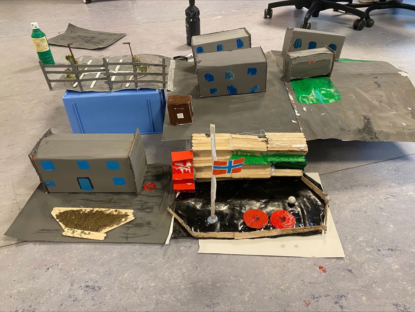 Foto: Modell av midlertidige Klemetsrud skole laget i ulike materialer En 3D modell av midlertidige Klemetsrud skole laget i ulike materialer - modell 4