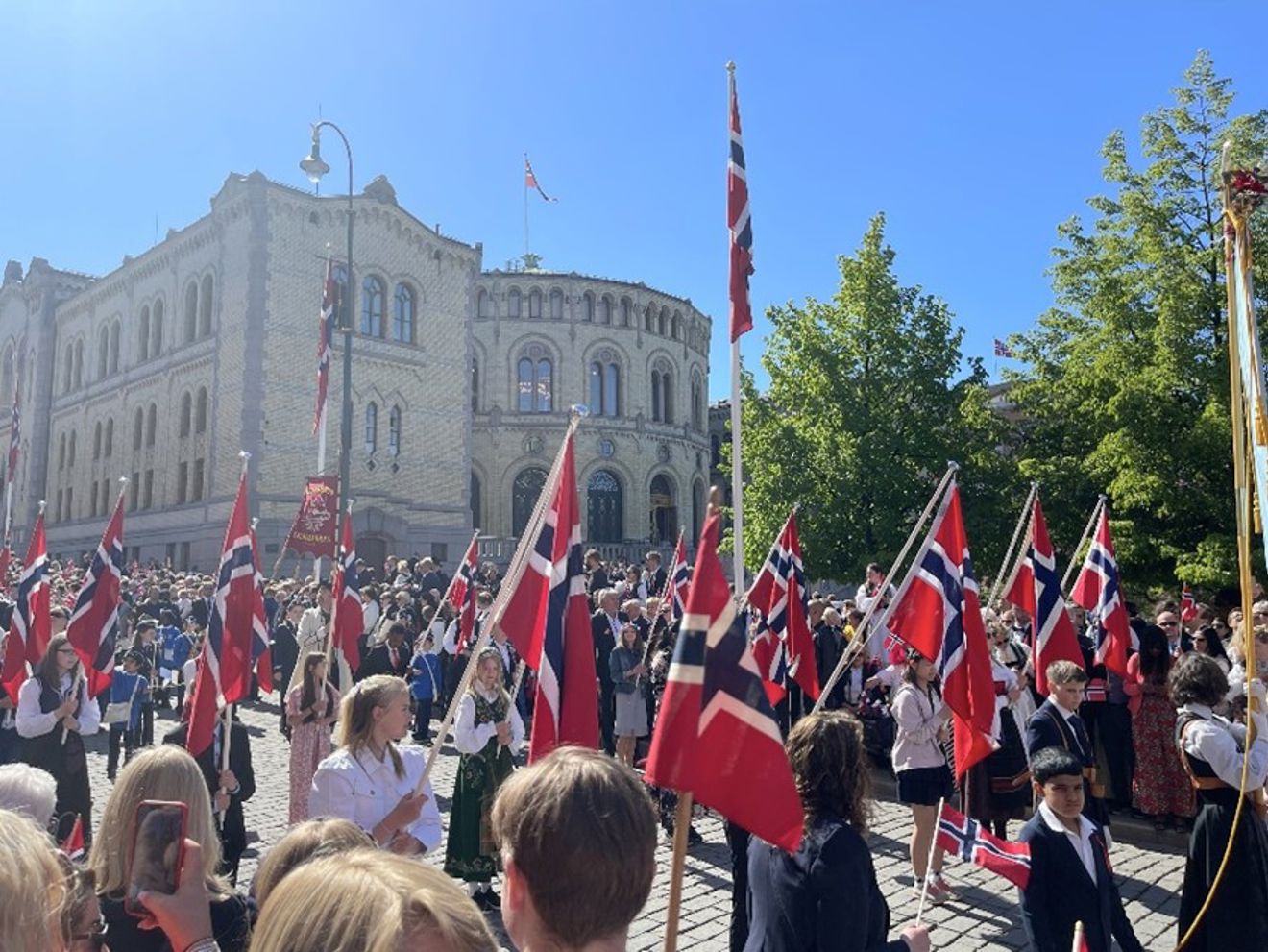 Elever fra Klemetsrud skole med flaggborg foran Stortinget