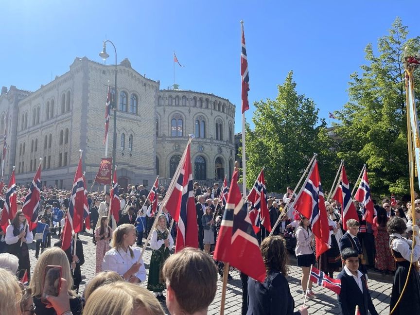 Elever fra Klemetsrud skole med flaggborg foran Stortinget
