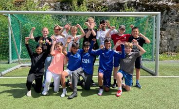 Elever fra 7A og 7B  poserer foran fotballmålet etter seier over lærerne