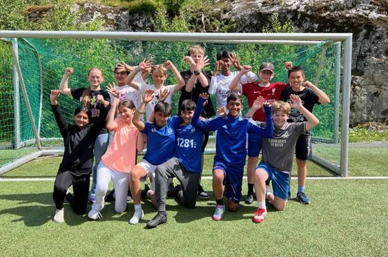 Elever fra 7A og 7B  poserer foran fotballmålet etter seier over lærerne