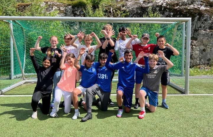 Elever fra 7A og 7B  poserer foran fotballmålet etter seier over lærerne