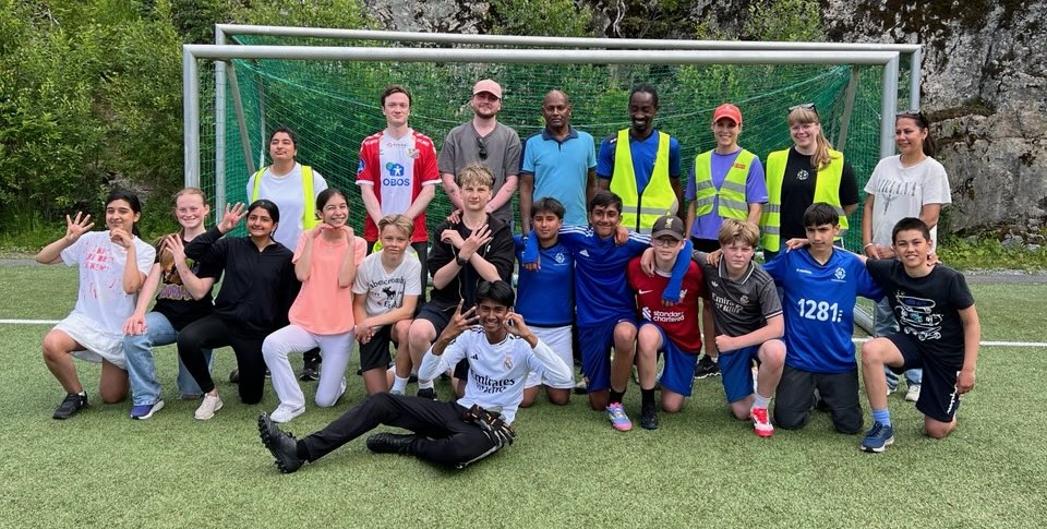 Lærer- og 7.trinnslaget poserer foran fotballmålet etter endt kamp
