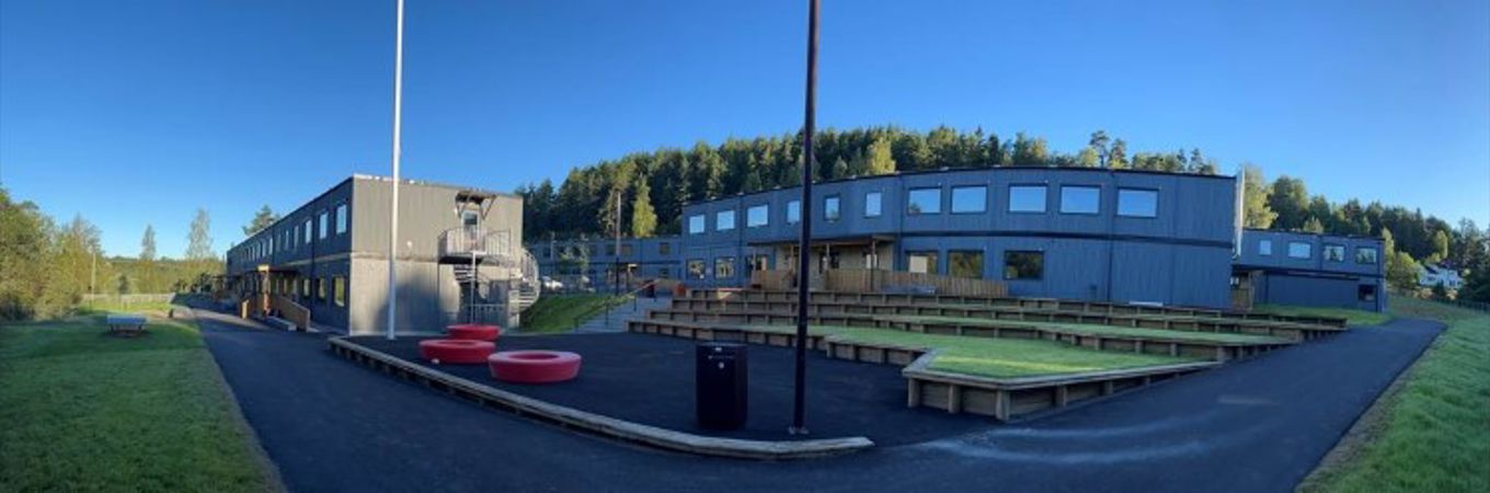 Foto: Samlingsplass ved flaggstang foran nye Klemetsrud skole Samlingsplass ved flaggstang foran nye Klemetsrud skole