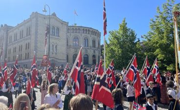 Flaggborgen til Klemetsrud skole foran Stortinget