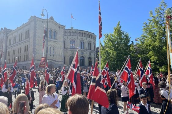 Flaggborgen til Klemetsrud skole foran Stortinget