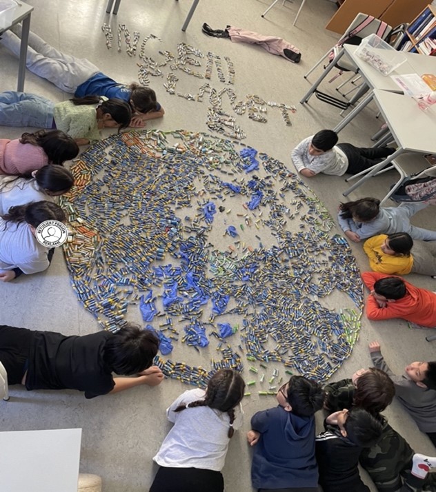 Jordkloden laget med innsamlede batterier.jpg