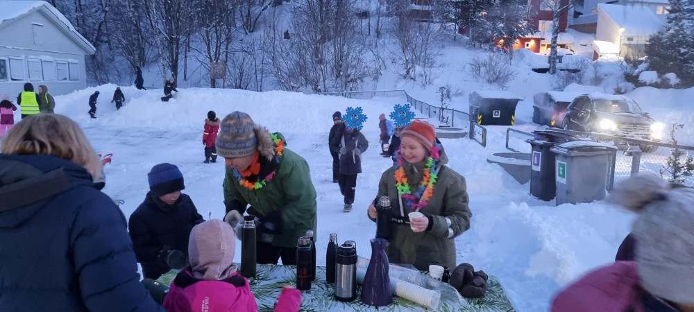Bartenderne Stina og Lars Erik serverer varm toddy.jpg